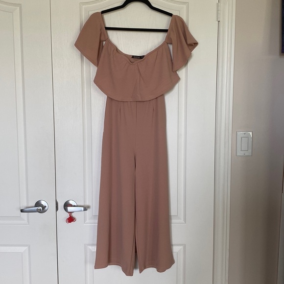 Boohoo Ava Off The Shoulder Ruffle Cullotte Jumpsuit Beige Size 10 NWT - Picture 2 of 8